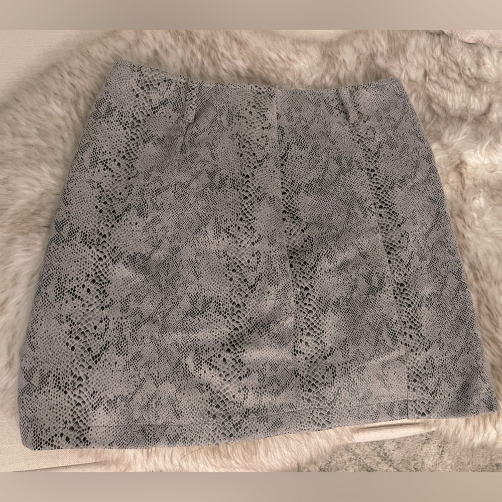 Zippered skirt / used once / great condition  / size L